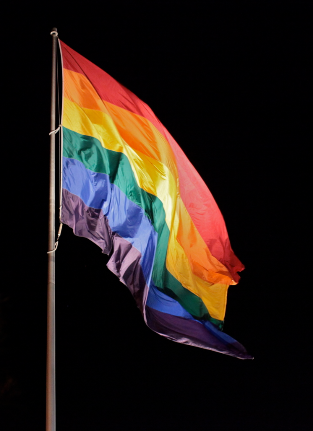 Eine Flagge ist prominent im Vordergrund zu sehen.