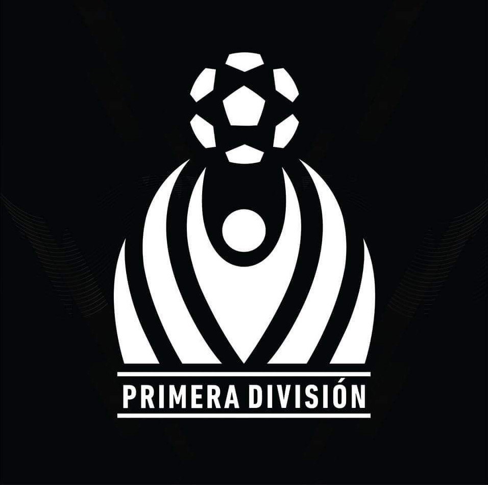 Schwarzes und weißes Primera Division-Logo mit einem Fußball in einem weißen Kreis auf schwarzem Hintergrund, mit "Primera Division" in fetter weißer Schrift darüber.