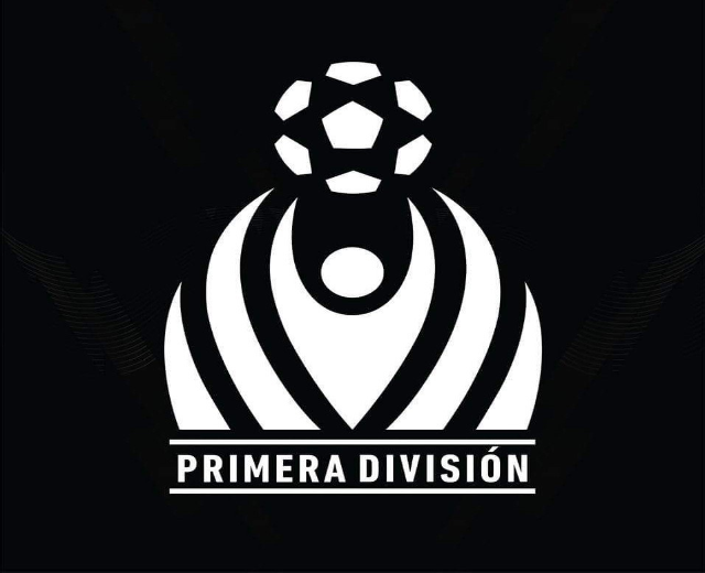 Schwarzes und weißes Primera Division-Logo mit einem Fußball in einem weißen Kreis auf schwarzem Hintergrund, mit "Primera Division" in fetter weißer Schrift darüber.