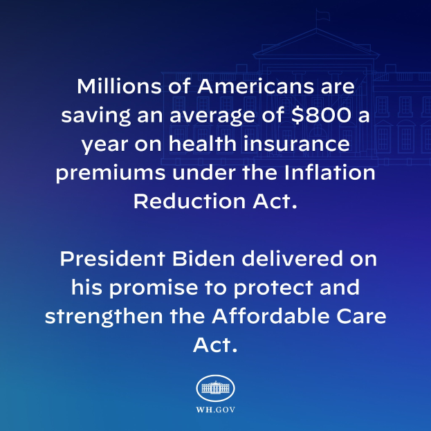 Blauer Hintergrund mit weißer Schrift, die besagt, dass Millionen von Amerikanern durchschnittlich 800 USD pro Jahr an den Gesundheitsversicherungsprämien unter dem Inflation Reduction Act sparen, begleitet von einem Logo.