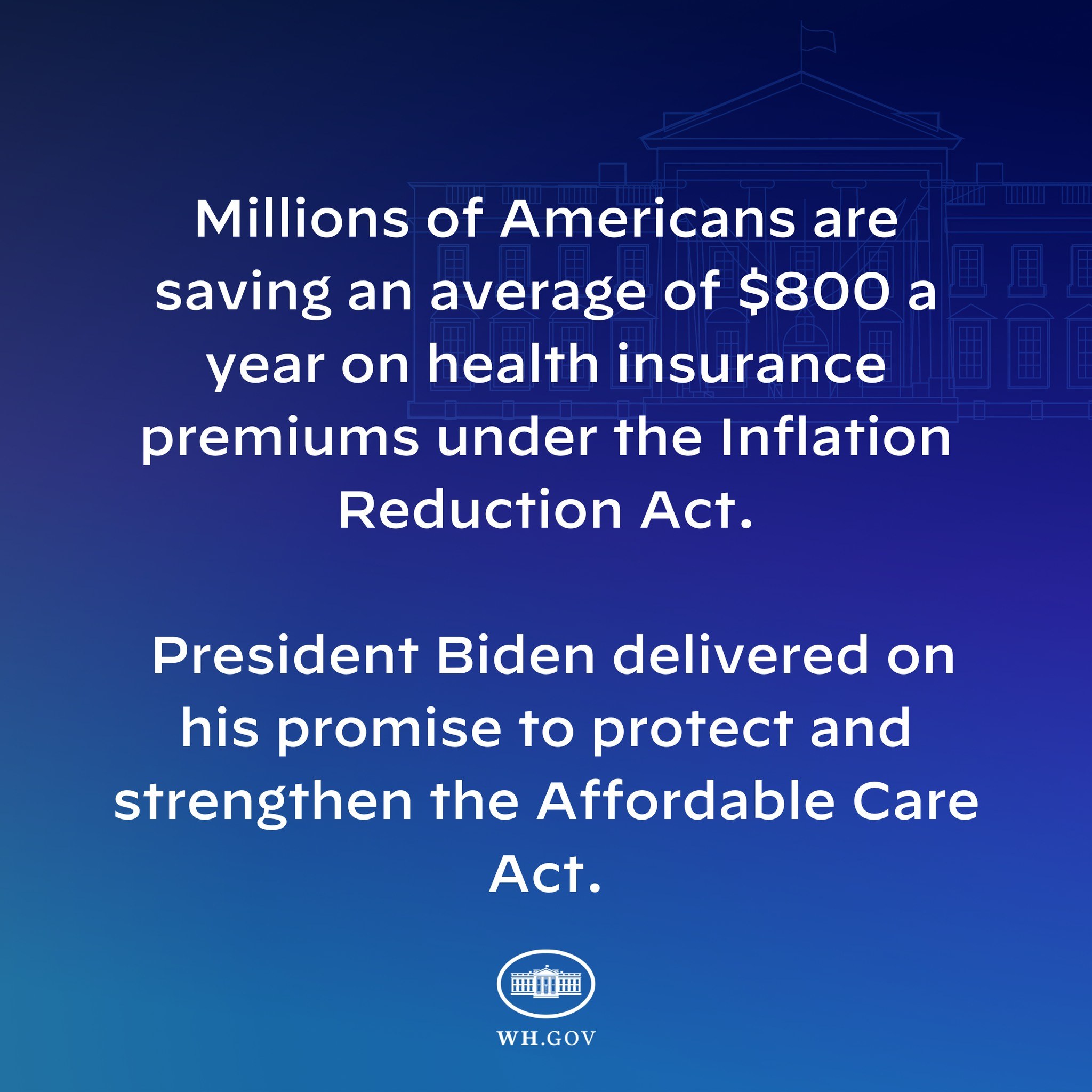 Blauer Hintergrund mit weißer Schrift, die "Millionen von Amerikanern sparen durchschnittlich 800 USD pro Jahr an Krankenversicherungsprämien unter dem Inflation Reduction Act" in der Mitte des Bildes zeigt, zusammen mit einem Logo.