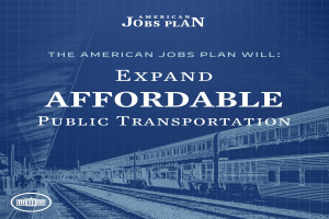 Plakat mit einem Zug auf einem Bahnsteig mit mehreren Menschen in der Nähe, das 'The American Jobs Plan Will Expand Affordable Public Transportation' bewirbt.