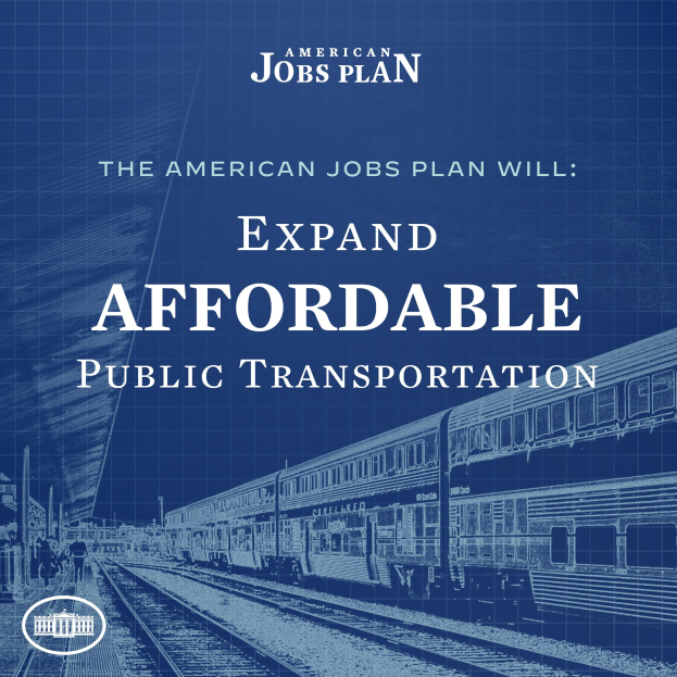 Plakat mit einem Zug auf einem Bahnsteig mit mehreren Menschen in der Nähe, das 'The American Jobs Plan Will Expand Affordable Public Transportation' bewirbt.