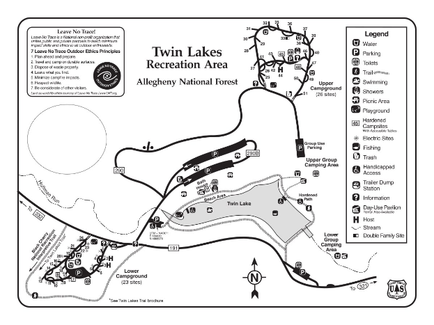 Ein detaillierter Plan des Twin Lakes Freizeitgebiets, der Wanderwege, Sehenswürdigkeiten und Texte zeigt, die die Namen der Wanderwege, Besucherzahl und Distanzen zwischen ihnen angeben.