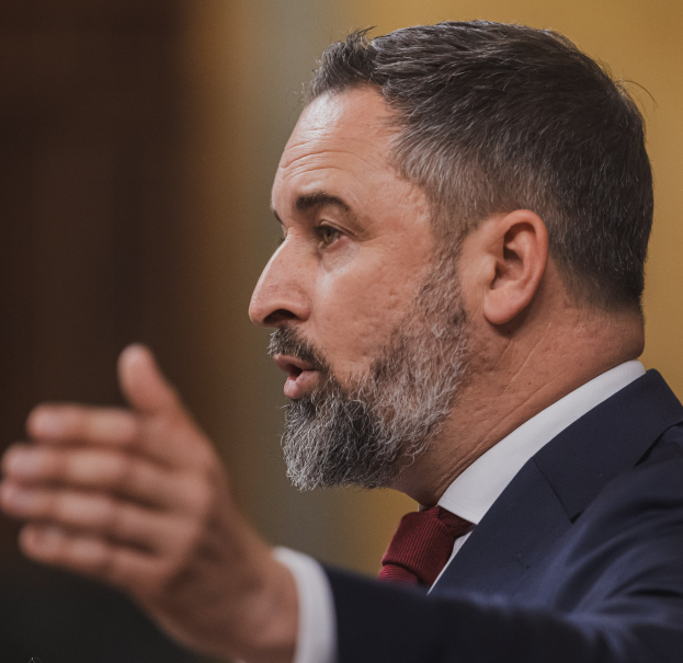 Ein Mann im Anzug und Krawatte spricht vor einem unscharfen Hintergrund in ein Mikrofon, wahrscheinlich in Reaktion auf die Entscheidung des Obersten Gerichts, den Einsatz des russischen Außenministers Sergej Lawrow zu verbieten.