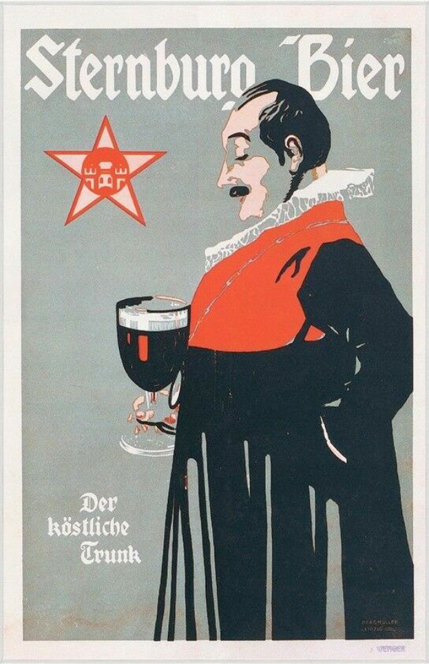 Ein Mann hält ein Glas Sternburg Bier in der Hand, im Hintergrund ist ein Plakat zu sehen, das das deutsche Bier bewirbt.
