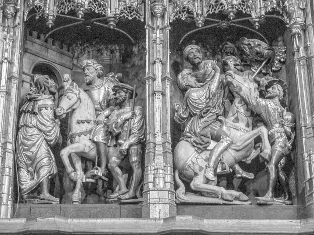 Skulpturen werden in einer Outdoor-Umgebung ausgestellt.