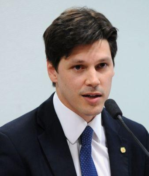 Ein Mann im Anzug spricht in ein Mikrofon, wahrscheinlich zu einem Regierungsentwurf, der den Internetgebrauch verbietet.