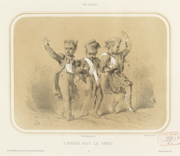 Drei Kinder in bunter Kleidung tanzen fröhlich in einer Straßenszene, mit Text unten und einem Stempel rechts.