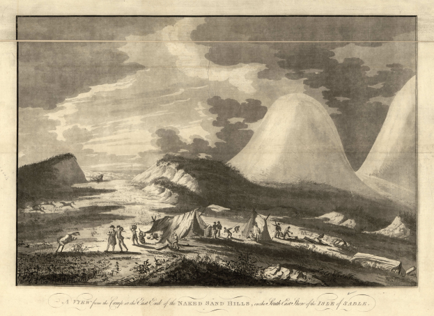 Eine Gruppe von Menschen steht vor einem Berg an der Ostseite von grasbewachsenen Sandhügeln unter einem bewölkten Himmel, mit Text auf einem Papier am unteren Rand des Bildes.