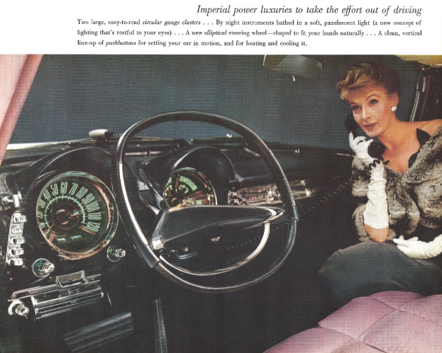 Ein Magazinartikel zeigt das Innere eines Autos mit einem Mädchen auf der rechten Seite, das telefoniert, einem Lenkrad und Tacho in der Mitte und einem Instrumentenbrett auf der linken Seite.