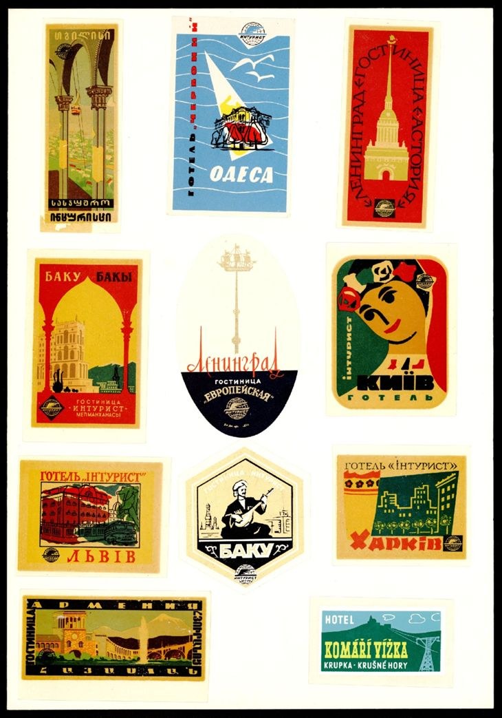 Ein schwarzer Rahmen mit einem Raster aus vintage russischen Reiseplakaten mit verschiedenen Designs, Farben und klassischer Typografie.