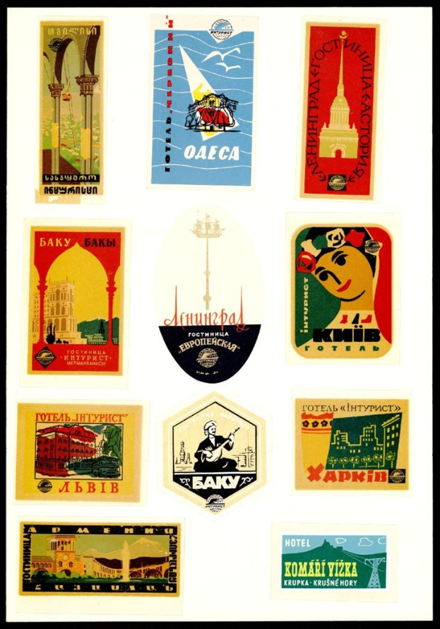 Ein schwarzer Rahmen mit einem Raster aus vintage russischen Reiseplakaten mit verschiedenen Designs, Farben und klassischer Typografie.