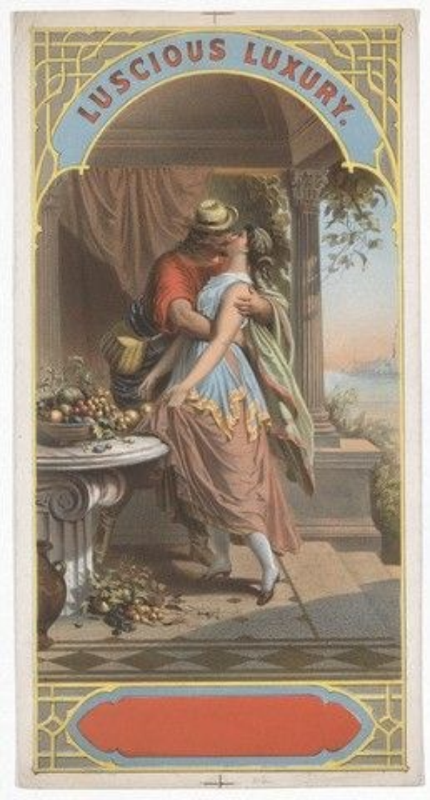 Ein Mann und eine Frau umarmen und küssen sich vor einem Tisch mit Obst, mit einer Säule, einem Vorhang und Himmel im Hintergrund; die Wörter "Luscious Luxury" erscheinen oben und unten.