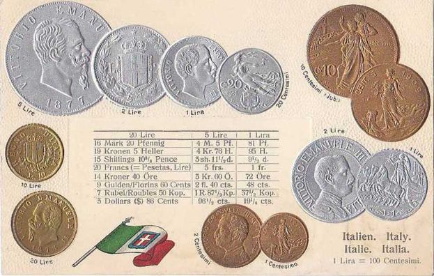 Eine Sammlung italienischer Münzen von 1877–1910, darunter mehrere 20-Lire-Stücke, die in einer Reihe auf Papier angeordnet sind, zusammen mit zwei Flaggen, darunter die italienische Flagge.