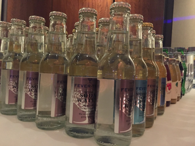 Mehrere Flaschen mit Flüssigkeit sind zusammen angeordnet.