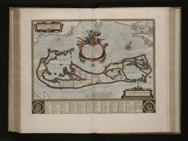 Offenes Buch mit einer detaillierten Karte der Britischen Jungferninseln in der Mitte, umgeben von Text und Bildern, vor einem dunklen Hintergrund.