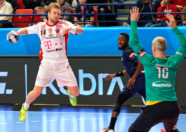 Eine Gruppe von Männern, die auf einem Handballfeld spielen, mit einem Ball in der Mitte und Zuschauern im Hintergrund bei der Futsal-Weltmeisterschaft 2019, bei der Bayern München gegen Paris Saint-Germain spielt.