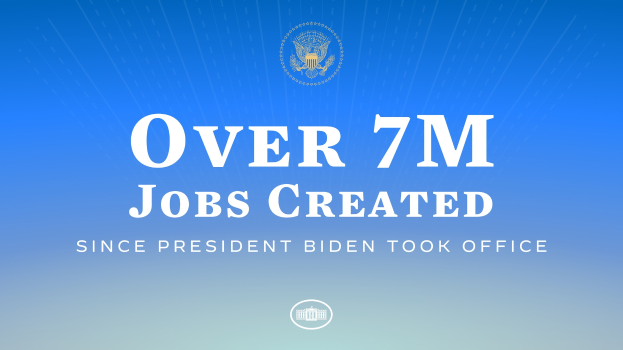 Ein blauer Hintergrund mit einem weißen Kreislogo, das ein Schwarz-Weiß-Bild einer Person enthält und weiße Schrift in der Mitte, die besagt "über 7m Arbeitsplätze seit Präsident Biden im Amt".