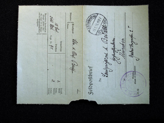 Deutscher Reisepass mit zwei Stempeln auf schwarzem Hintergrund.