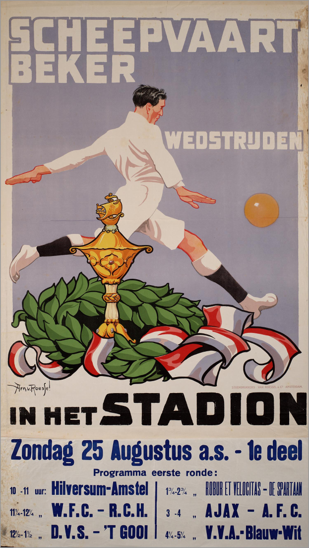 Ein Plakat, das ein Fußballspiel in den Niederlanden ankündigt, zeigt eine Person in einem weißen Trikot und Shorts mit entschlossener Miene, umgeben von grünen und gelben Blättern, mit dem Wort 'Fußball' in fetter schwarzer Schrift, vor einem hellblauen Himmel.