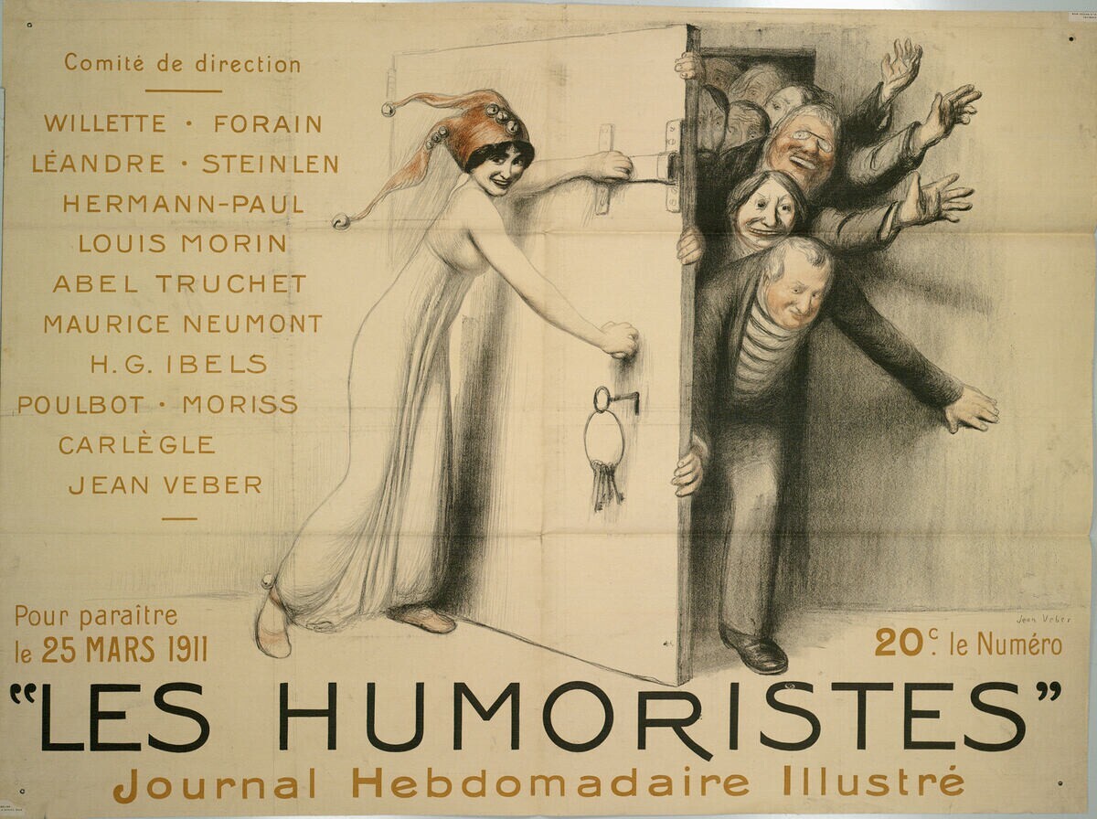 Ein Plakat an einer Gebäudewand mit einer Gruppe lachender, fröhlicher Menschen und der großen, fetten Schrift 'Les Humoristes Journal Hebdomadaire Illustré' oben.