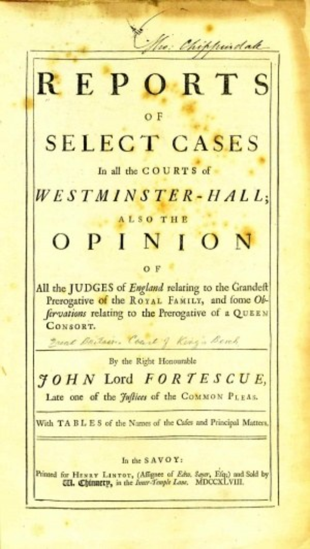 Altes Buch mit dem Titel "Berichte über ausgewählte Fälle vor den Gerichten von Westminster-Hall sowie die Meinung von John Lord Fortescue" geöffnet auf einer Seite mit schwarzer Tinte.