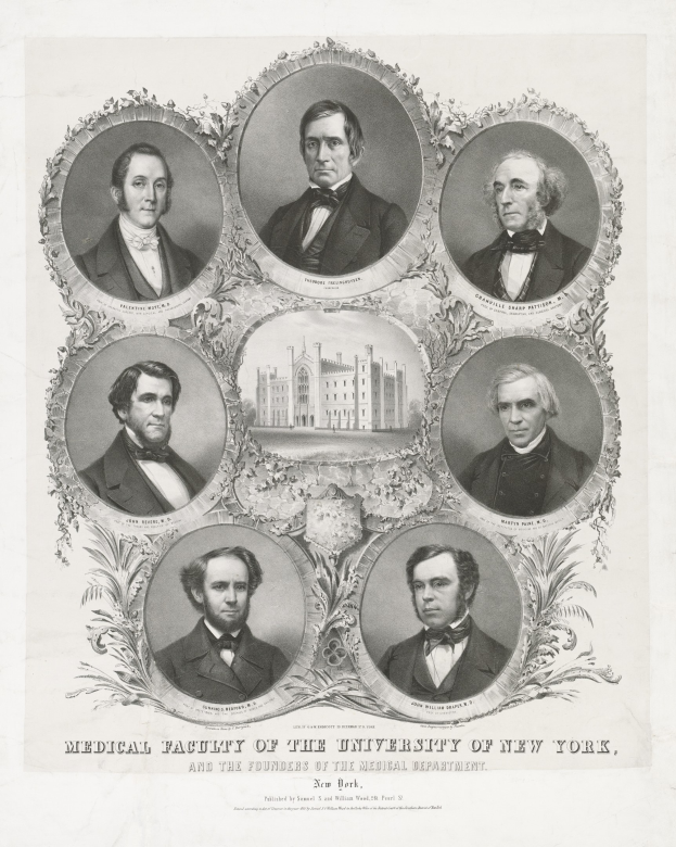 Schwarzes und weißes Foto von formell gekleideten Männern vor einem Gebäude, mit Text unten: "Medizinische Fakultät der Universität New York und die Gründer des Medizinischen Departments."