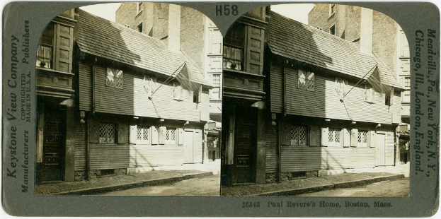 Ein Collage-Gebäude mit sichtbarem Text.