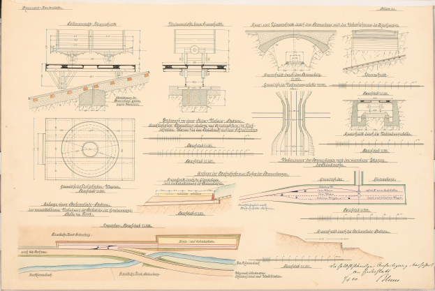 Ein altes Buch mit einer detaillierten Zeichnung eines Zuges, einschließlich Gleise, Lokomotiven und anderen Merkmalen, mit begleitendem Text, der weitere Informationen bereitstellt.