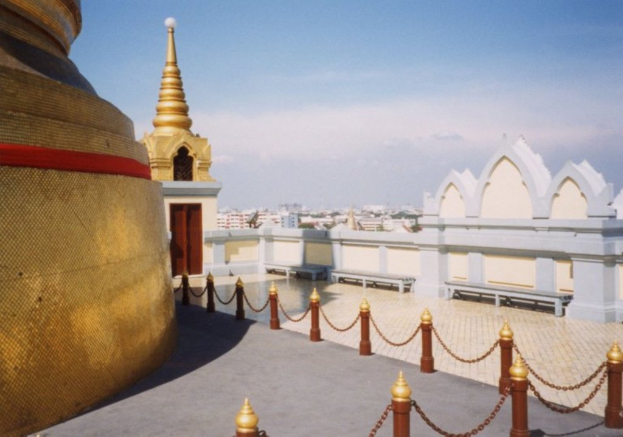 Eine Terrasse voller Architektur mit vielen Gebäuden im Hintergrund.