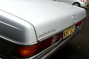 Ein Mercedes-Benz-Fahrzeug fährt auf der Straße mit einem anderen Fahrzeug daneben.