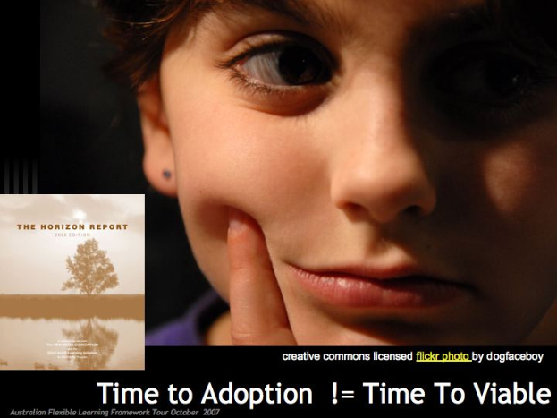 Ein junger Junge steht mit seiner Hand auf dem Kinn und schaut nachdenklich auf ein Plakat, auf dem "Zeit zur Adoption = Zeit zur Lebensfähigkeit" steht.