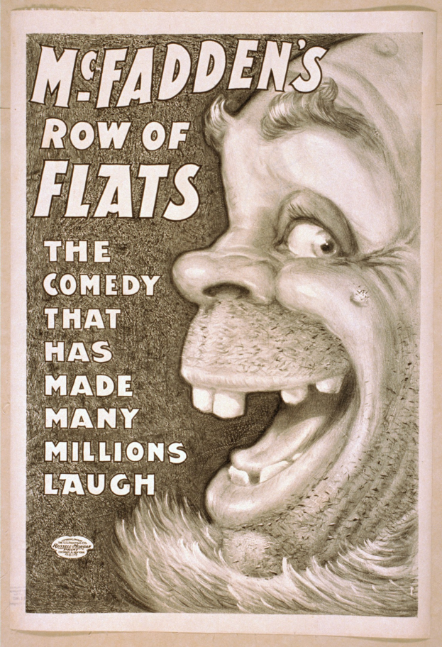 Plakat mit einem lachenden Menschen mit wilden Haaren, weiten Augen und einem breiten Grinsen auf einem hellgelben Hintergrund, mit der Aufschrift "McFadden's Row of Flats: The Comedy That Has Made Many Millions Laugh."