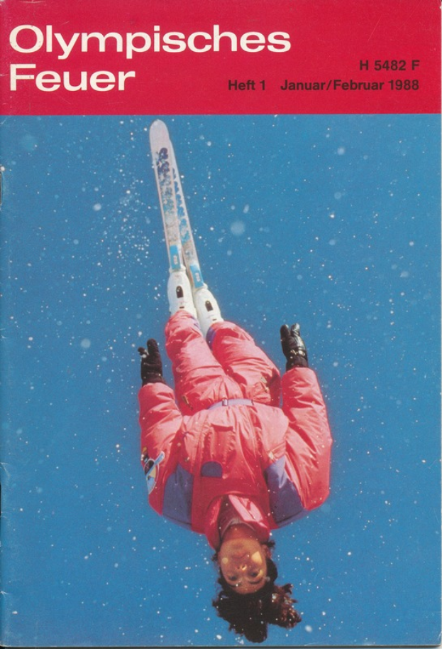 Ein Buchumschlag mit einem Skifahrer in der Luft, der einen Ski-Anzug trägt, mit der Aufschrift "Olympische Spiele Feuer - Heft 1 - Januar/Februar 1988."