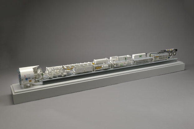 Ein detailliertes Modell eines Sainsbury's Wasserstoff-Brennstoffzellensystems auf einer wei%C3%9Fen Oberfl%C3%A4che, das Komponenten wie einen Kraftstofftank, ein Filter und eine Einspritzvorrichtung zeigt, die mit einer Stromquelle verbunden sind.