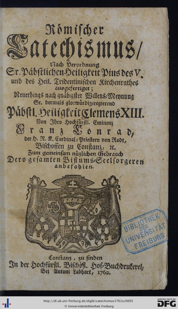 Altes Buch mit schwarzem Hintergrund, das ein Wappen, Text mit der Aufschrift "Bibliothek Universität Freiburg" und einen Stempel auf der rechten Seite zeigt.