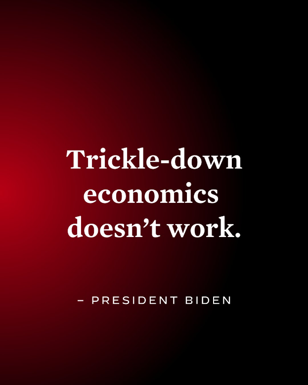 Ein Plakat mit fetter, schwarzer Schrift auf einem weißen Hintergrund, das "Trickle-Down Economics Doesn't Work" lautet, eingerahmt von einem schmalen schwarzen Rand und einem Zitat von Präsident Biden.