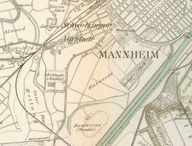 Ausführliche alte Karte von Mannheim, Deutschland, mit Straßen, Gebäuden und Sehenswürdigkeiten mit Straßennamen, Entfernungen und einer Farbgebung aus Blau, Grün und Gelb.