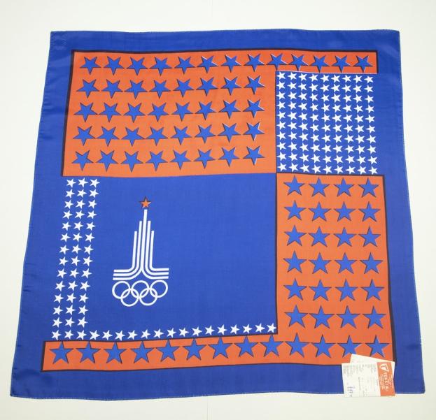 Ein blau-oranges Bandana mit dem Olympischen Logo vor einem weißen Hintergrund.