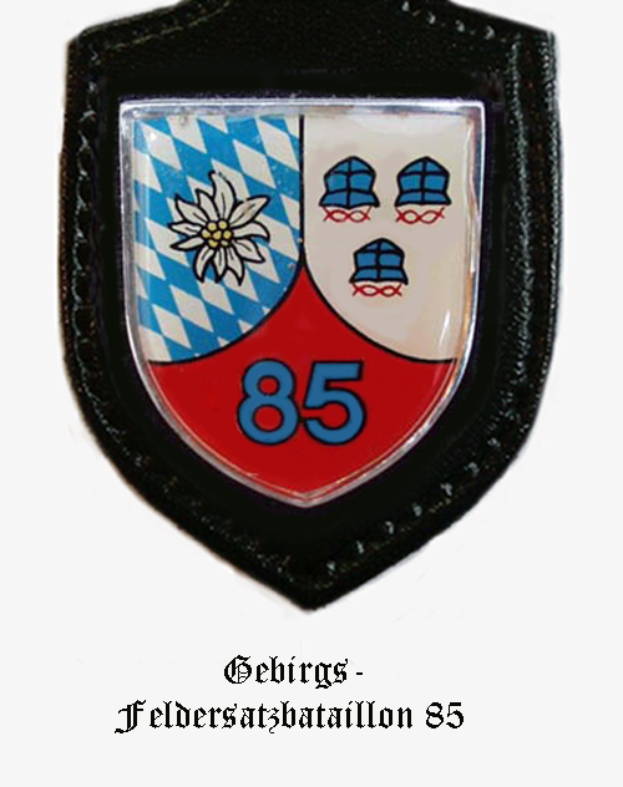 Ein Abzeichen mit der Nummer 85 und deutschem Text unten, das das Logo der bayerischen Füßtballmannschaft darstellt.