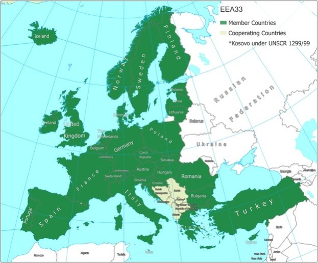 Ein Plakat mit einer detaillierten Karte von Europa, auf der die Mitgliedstaaten der Europäischen Union mit Ländernamen, Grenzen, Großstädten, Flüssen und geografischen Merkmalen hervorgehoben sind.