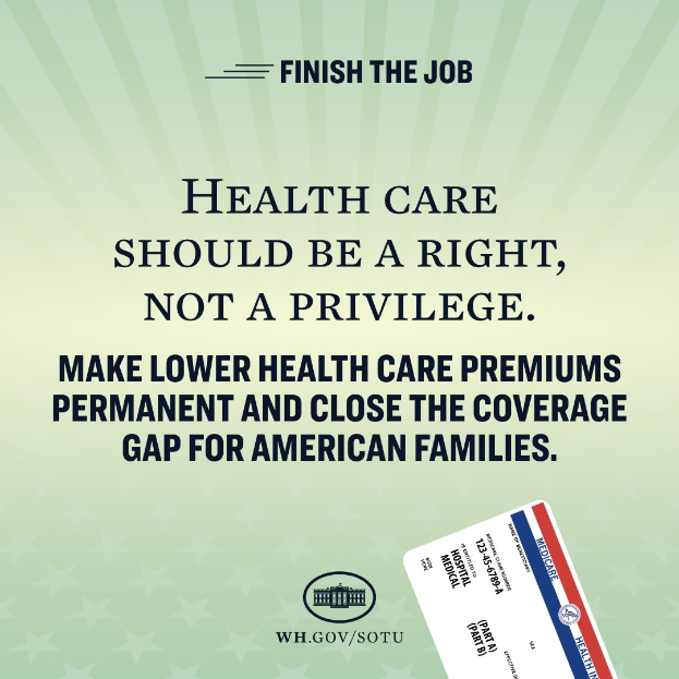 Ein Plakat mit der Aufschrift "Beenden Sie den Job: Gesundheit sollte ein Recht sein, nicht ein Privileg" und eine Karte mit der Aufschrift "Machen Sie niedrigere Gesundheitskosten permanent und schließen Sie die Versorgungslücke für amerikanische Familien."