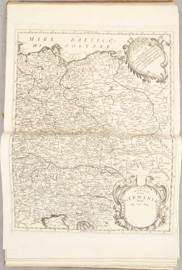 Ein altes Buch mit einer detaillierten Karte von Deutschland, das verschiedene Regionen zeigt, und begleitenden Text, der zusätzliche Informationen bietet.