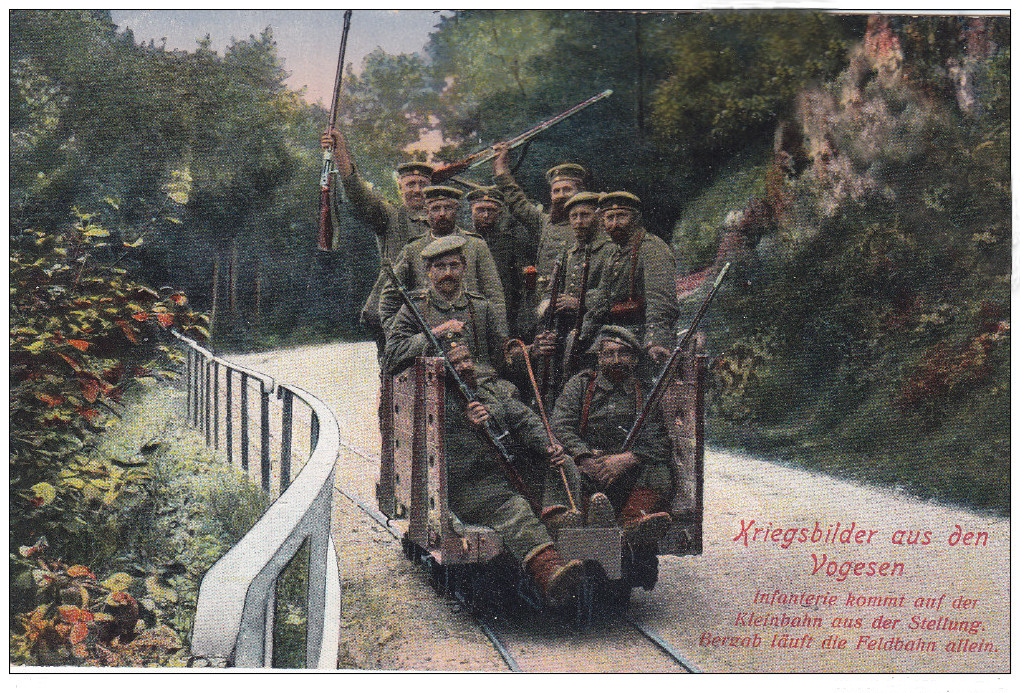 Eine alte Postkarte, die eine Gruppe bewaffneter Männer zeigt, die auf einem Zug fahren, mit einem Geländer auf der linken Seite, Bäumen im Hintergrund und Text unten.