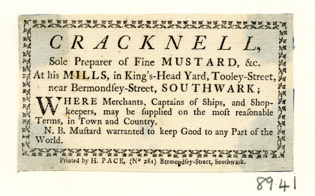 Ein Papier mit dem Text "Cracknell, Sole Preparer of Fine Mustard, & Co. at his Mills, in King's Head Yard, Tooley Street, near Bermondley-Street, Southwark" darauf gedruckt.