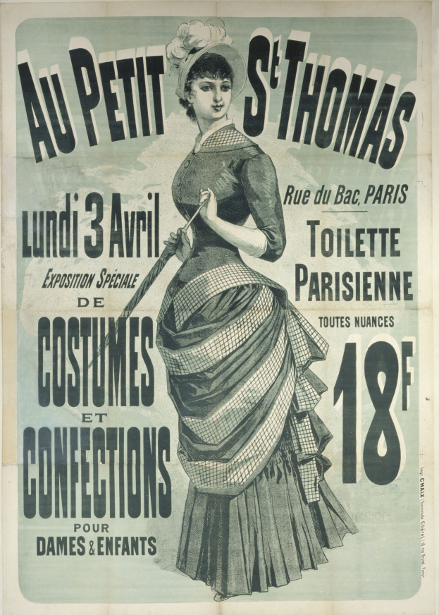 Ein Vintage-Plakat, das eine Kostümvorstellung bewirbt und eine Frau in einem langen, hochgeschlossenen, langärmeligen Kleid mit einem Dutt zeigt, die anmutig mit gefalteten Händen posiert.