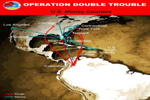 Plakat mit dem Titel "Operation Double Trouble: US-Geldkurier" zeigt eine Karte der USA, die in zwei Abschnitte unterteilt ist, einen für die Routen der Geldkurier und einen für die Standorte der Geldträger, mit fetter schwarzer Schrift auf einem weißen Rand.