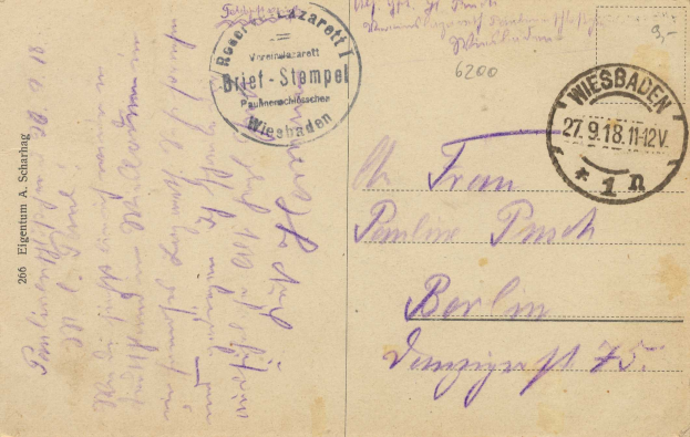 Alte Postkarte mit einem lila Stempel, auf dem "Wiesbaden, Deutschland - 1. Weltkrieg" steht und handgeschriebener Text.
