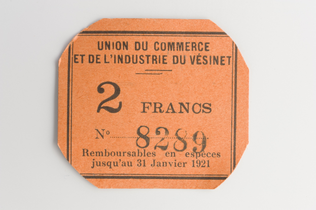 Orange Ticket mit schwarzem Text, der "Union du Commerce et de l'Industrie du Vésinet" auf einem weißen Hintergrund liest.